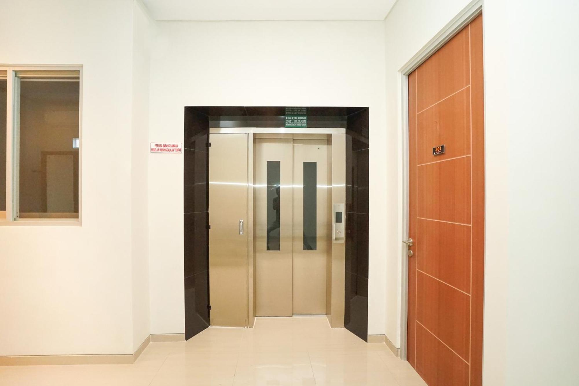 Super Oyo Capital O 614 Graha 8 Syariah Hotel Surabaya Luaran gambar