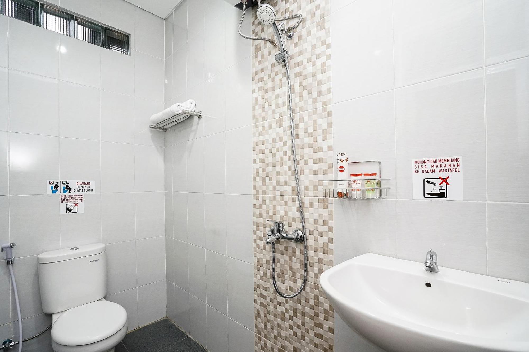 Super Oyo Capital O 614 Graha 8 Syariah Hotel Surabaya Luaran gambar