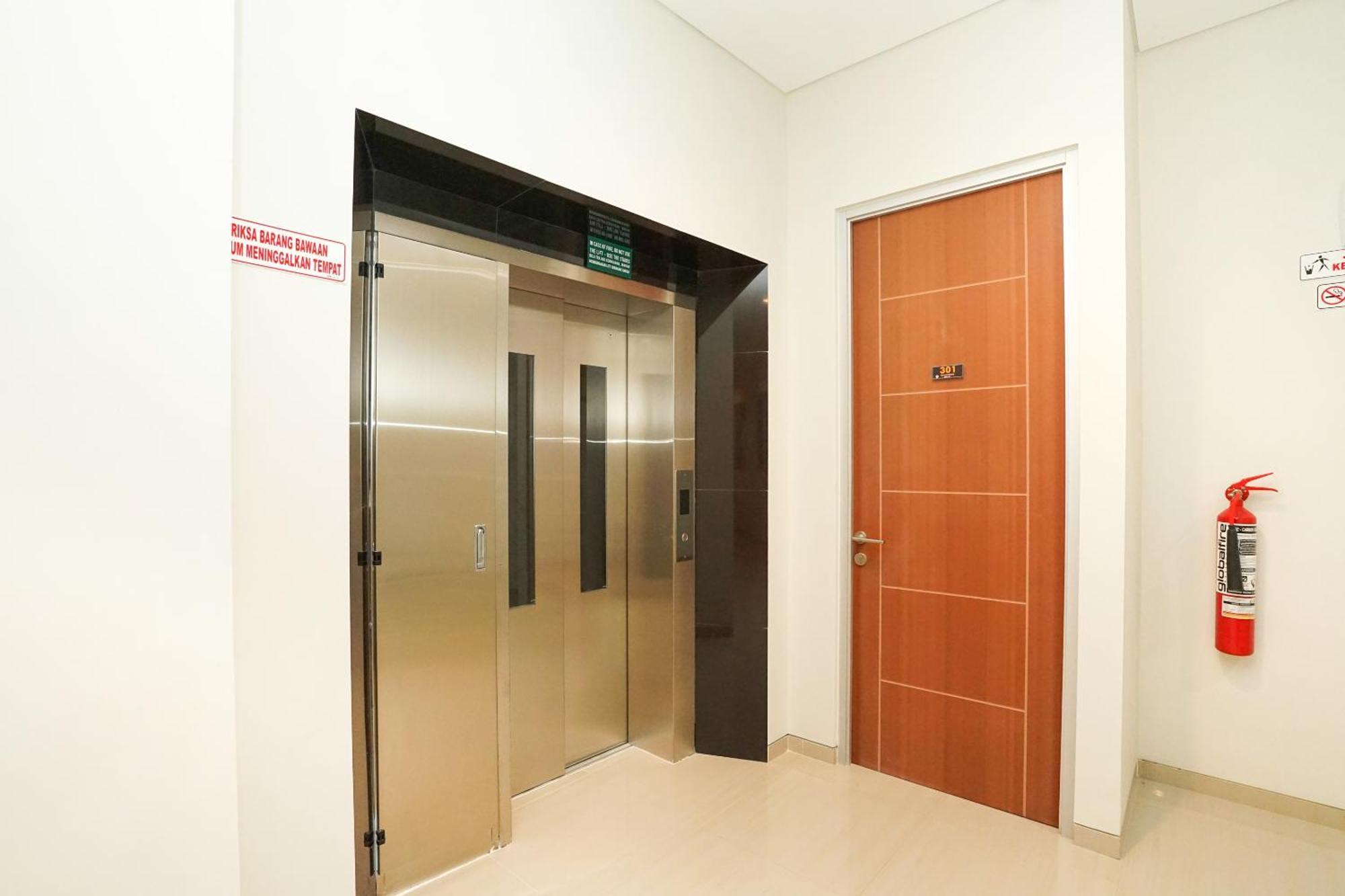 Super Oyo Capital O 614 Graha 8 Syariah Hotel Surabaya Luaran gambar